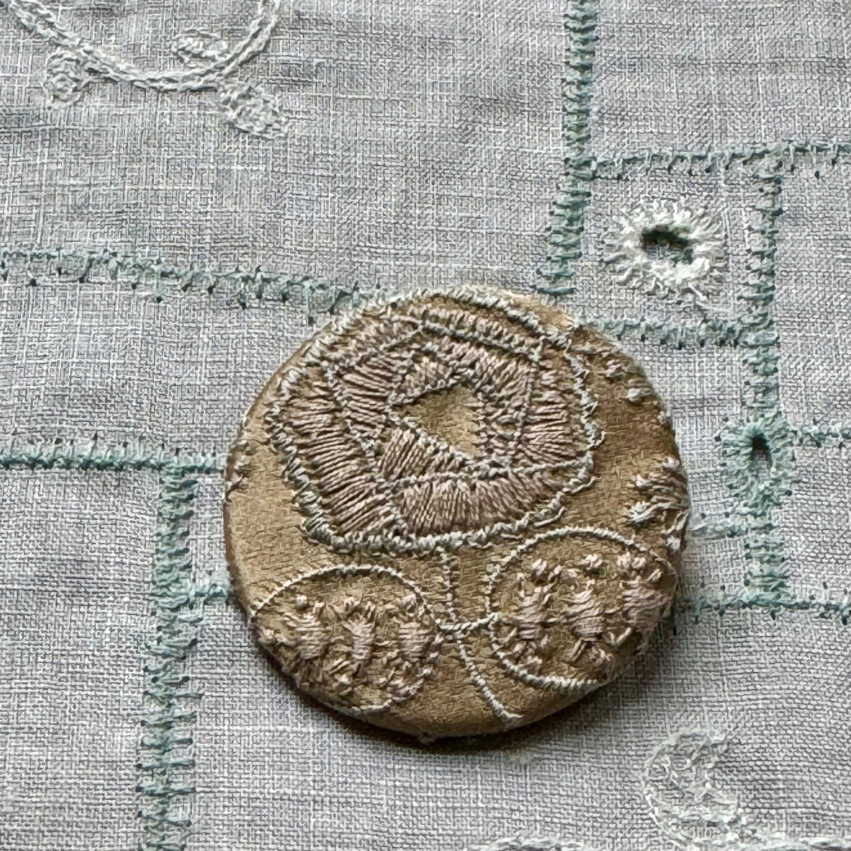 Minä Perhonen Circle Brooch (Small)