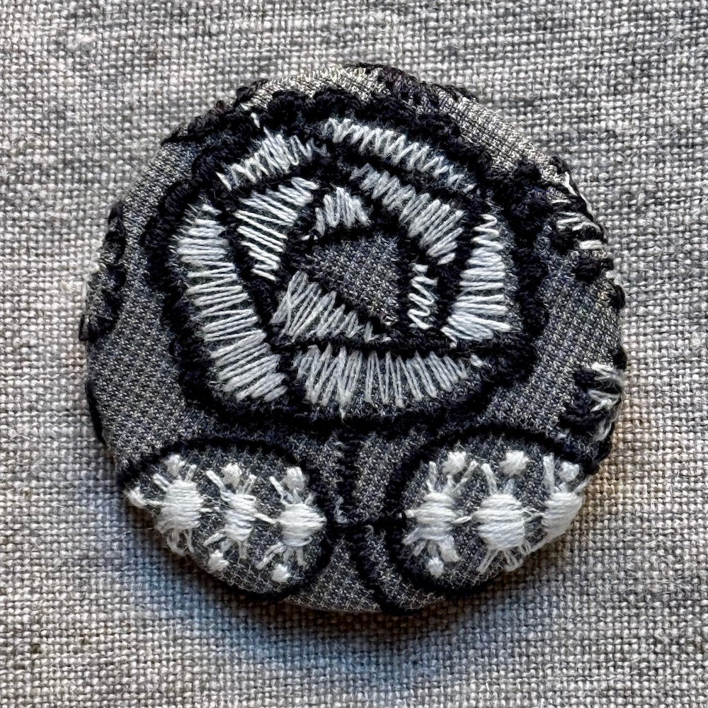 Minä Perhonen Circle Brooch (Small)