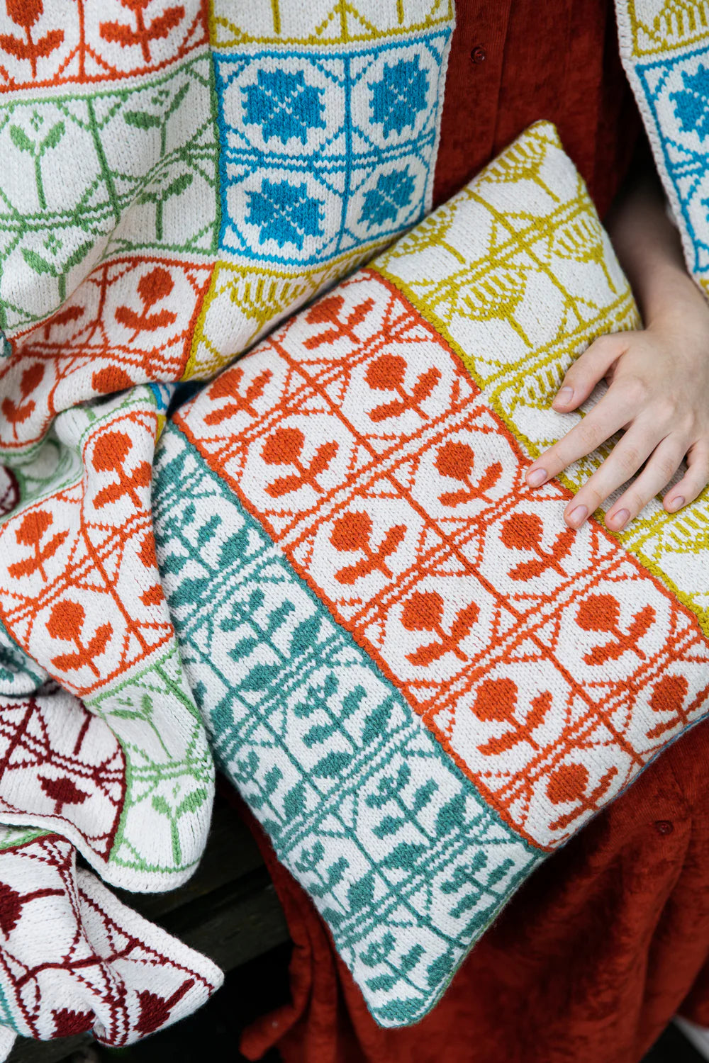 The Knitted Fabric: Colourwork Projects for You and Your Home - Dee Hardwicke